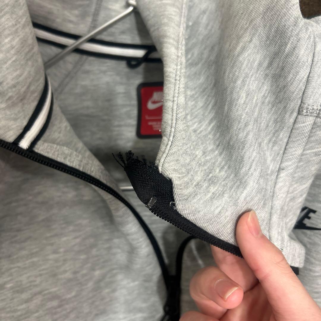 Nike グレー フルジップパーカーとスウェットパンツセット　チャック破損あり