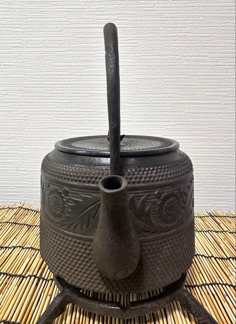 未使用品　昭和期南部岩鋳造　１５型草華文様　南部鉄瓶　南部鉄器　鉄瓶