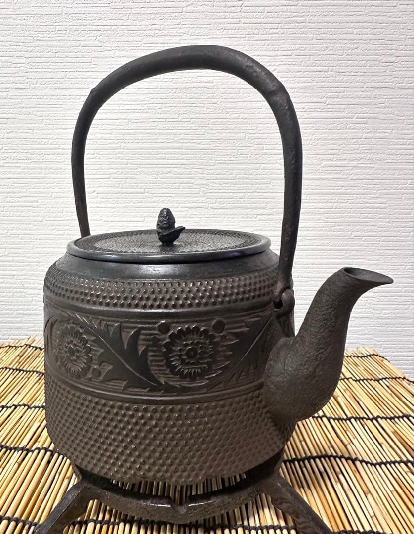 未使用品　昭和期南部岩鋳造　１５型草華文様　南部鉄瓶　南部鉄器　鉄瓶