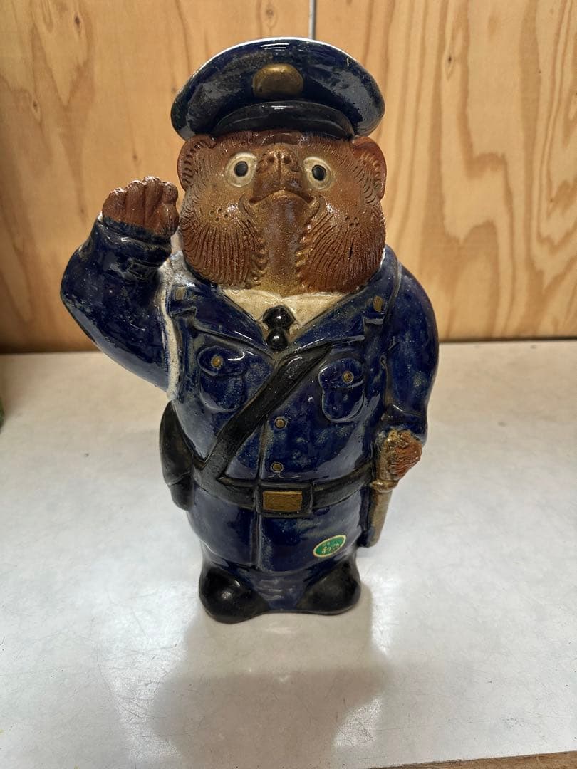 タヌキの警察官　陶器　約32cm
