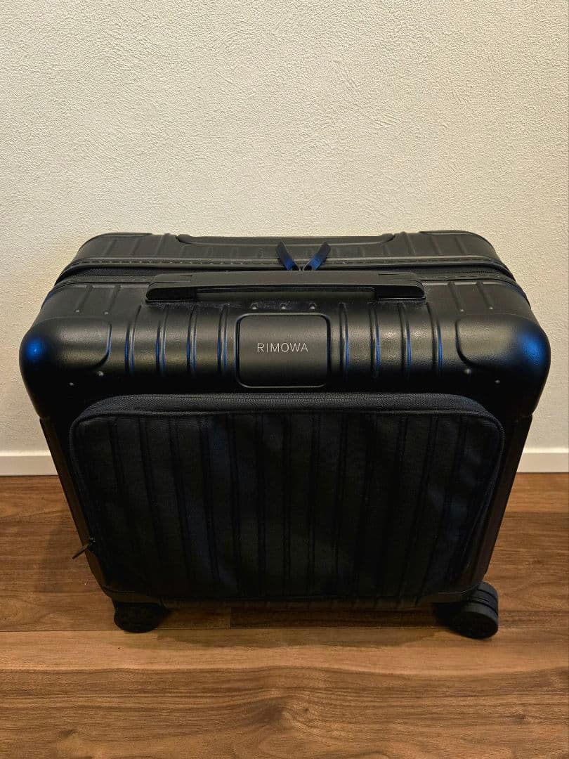 リモワ 極美品 Essential Sleeve コンパクト 黒