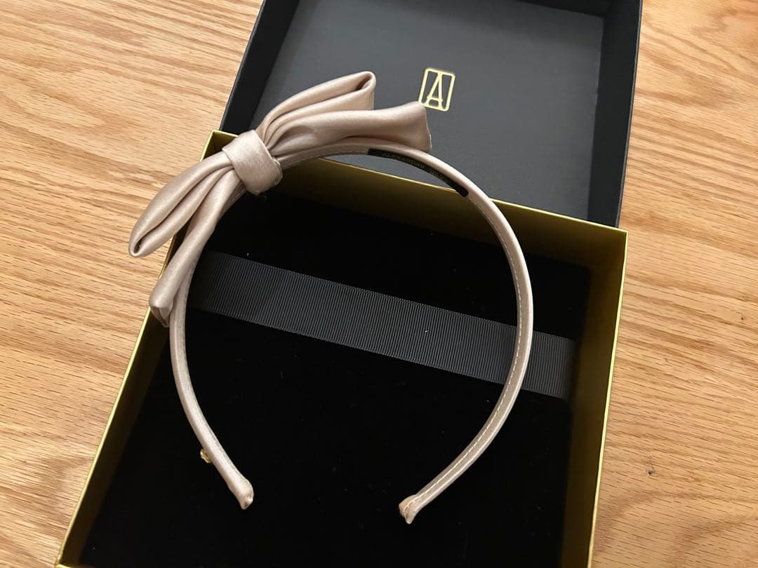 アレクサンドルドゥパリ サテンリボンカチューシャ ベージュ　巾着付