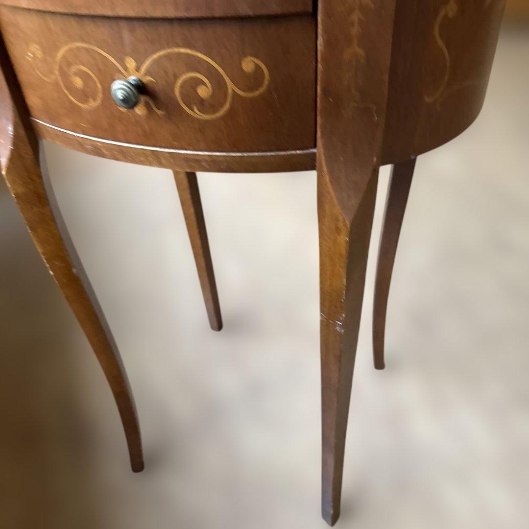 装飾的な木製サイドテーブル