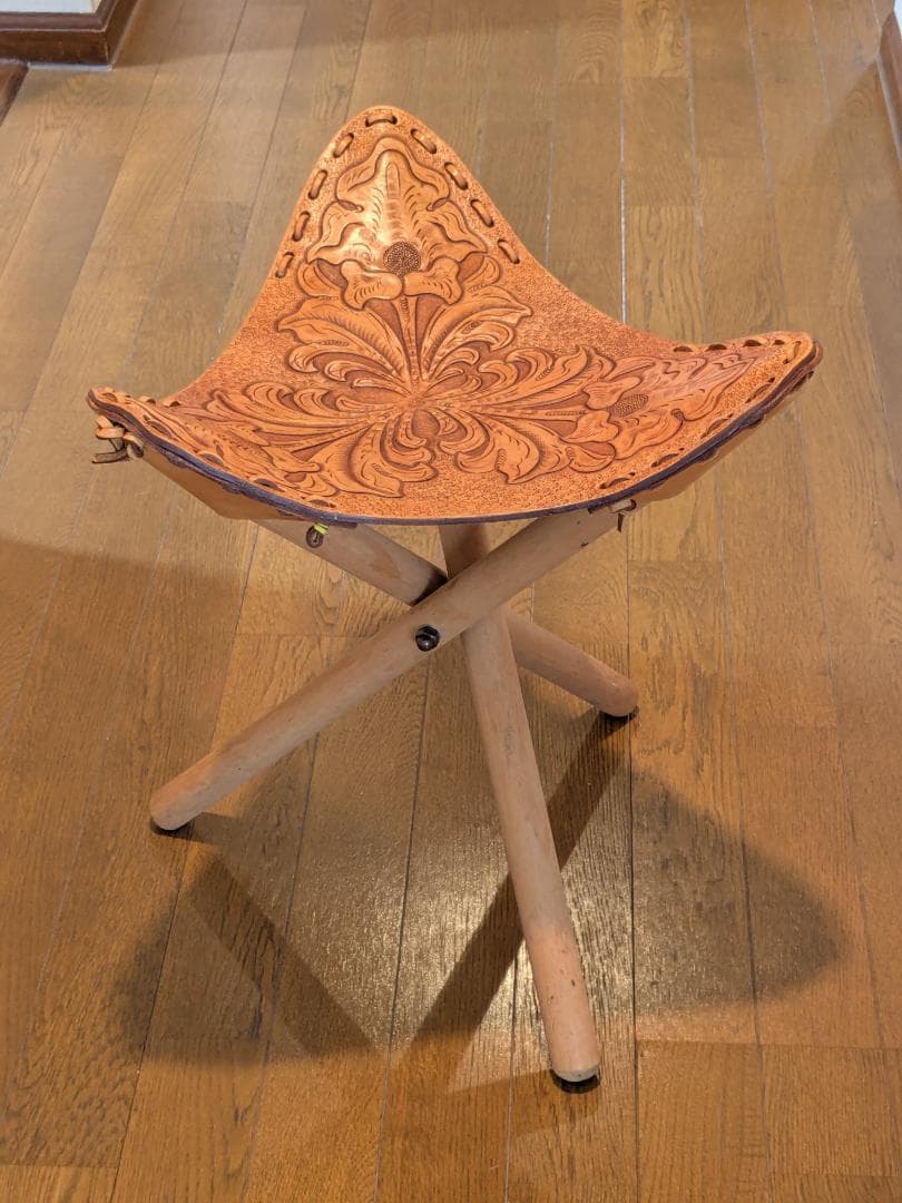 レザー彫刻スツール ハンティングチェア　ハンドメイド彫刻