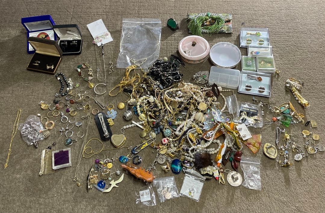 た*し様 古いアクセサリー まとめて 2.68kg イミテーション 指輪 ネック