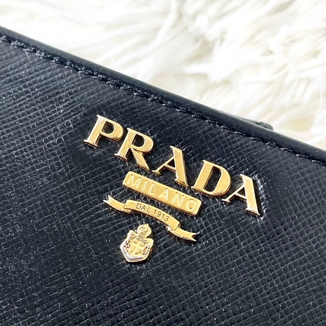 プラダ　PRADA 二つ折り財布　サフィアーノ　レザー　ブラック　黒　レディース