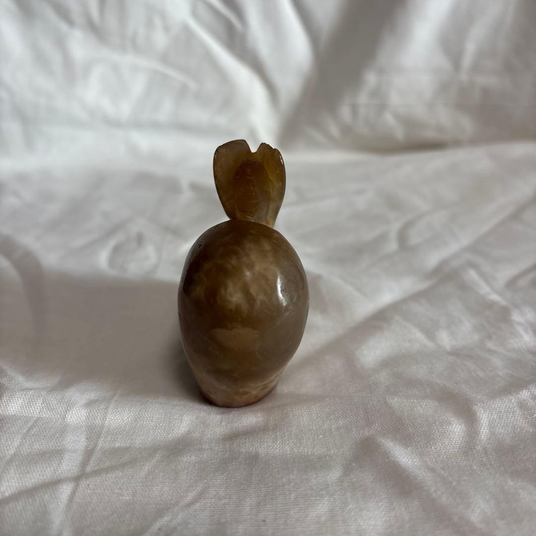 玉石製のセミの彫刻