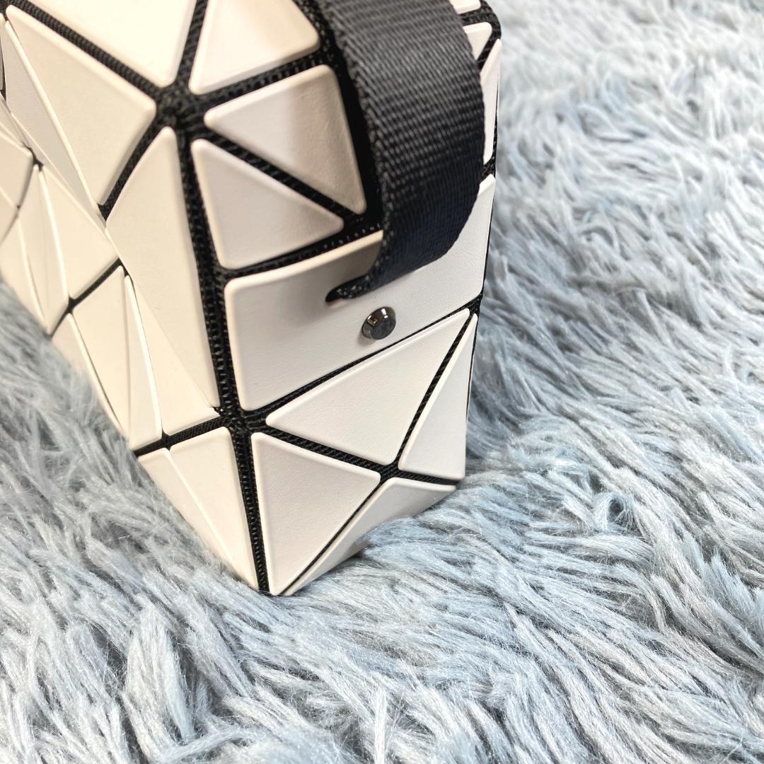 美品　バオバオ　イッセイミヤケ　BB33AG661　ショルダーバッグ　ホワイト