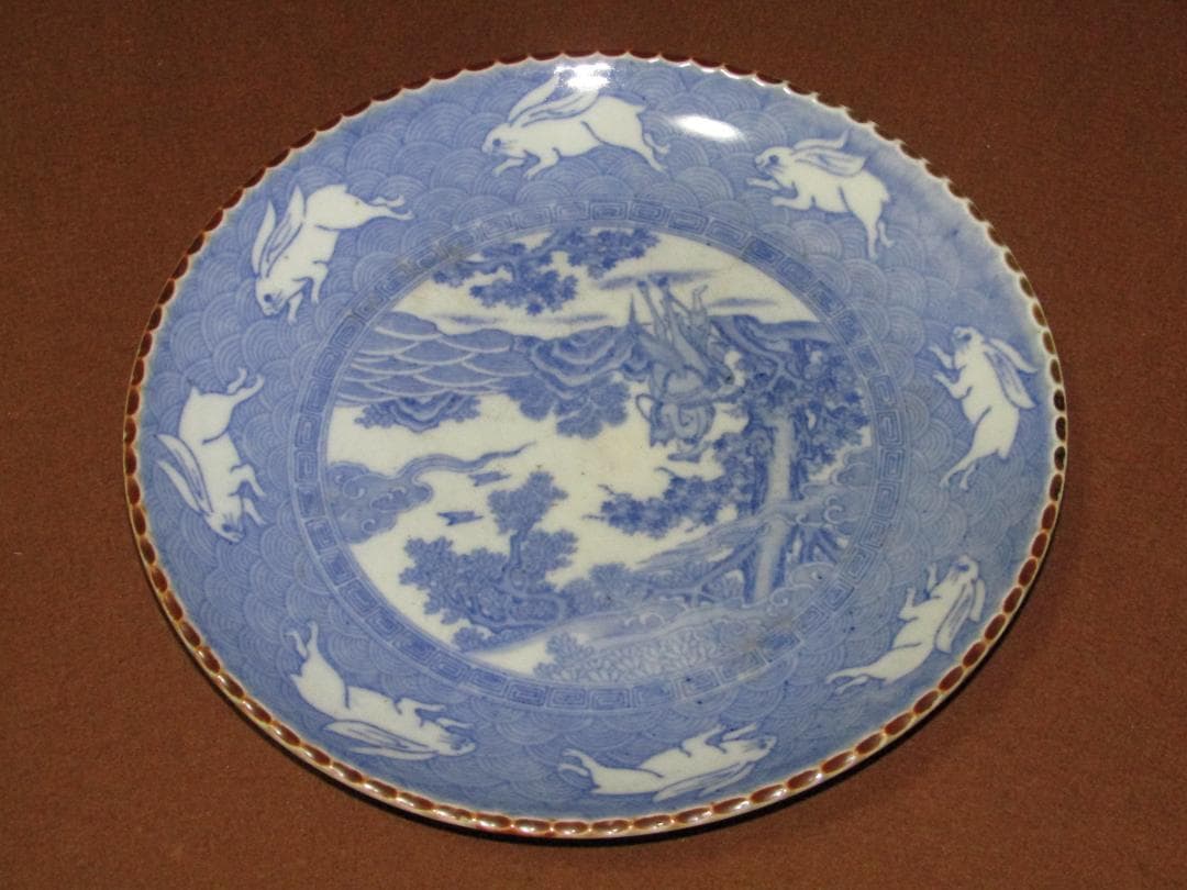 珍品！【染付印判　八羽の兎・人物図　一尺イゲ皿】伊万里