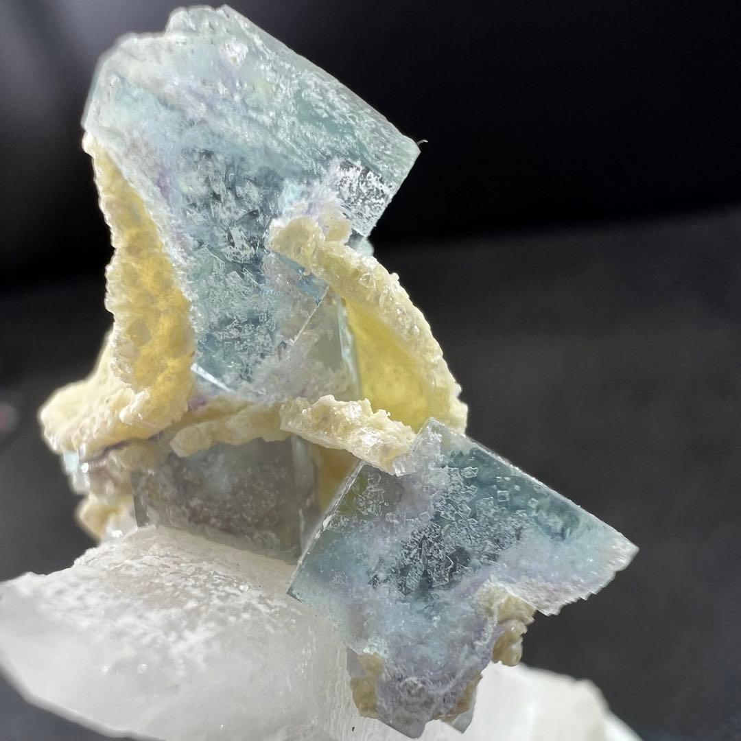 ヤオガンシャン産　クォーツ共生ライトブルーフローライト