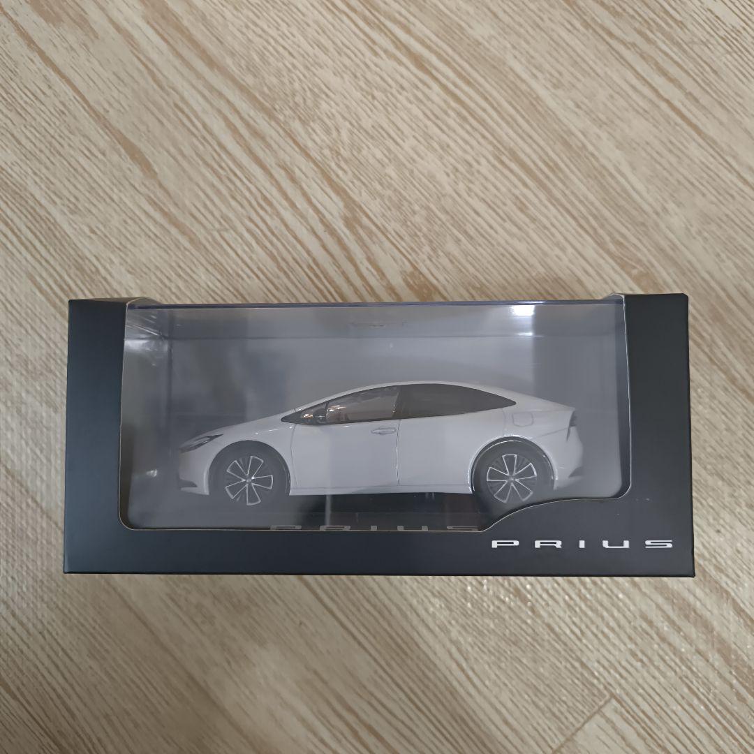 新型プリウス ミニカー プラチナホワイトパールマイカ　1／30スケール