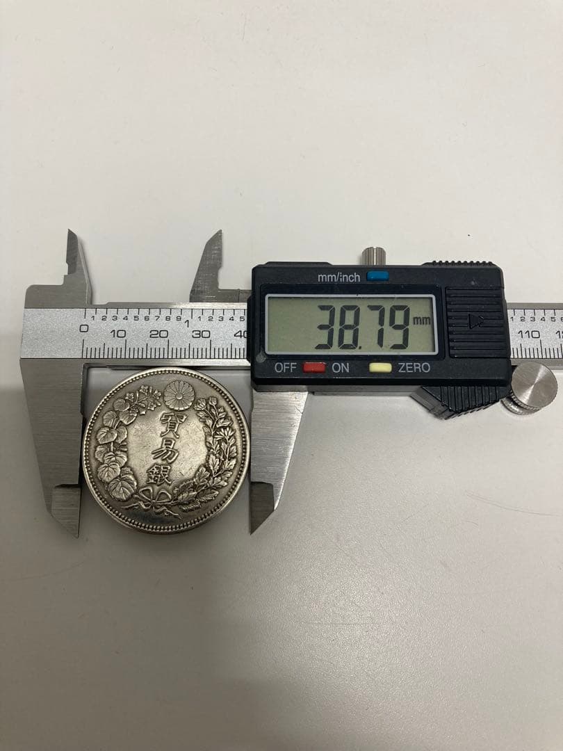 貿易銀　明治8年　菊紋・龍　　　約38.79㎜　約27.13g
