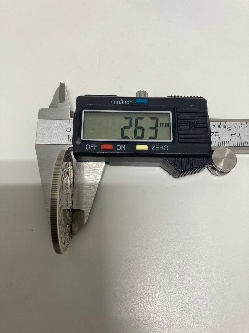 貿易銀　明治8年　菊紋・龍　　　約38.79㎜　約27.13g