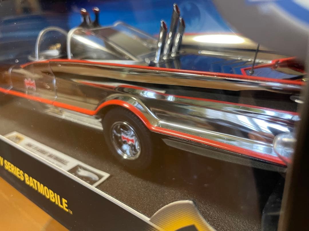価格変更1/18 マテル バットモービルTVシリーズ1966 クローム 未開封品