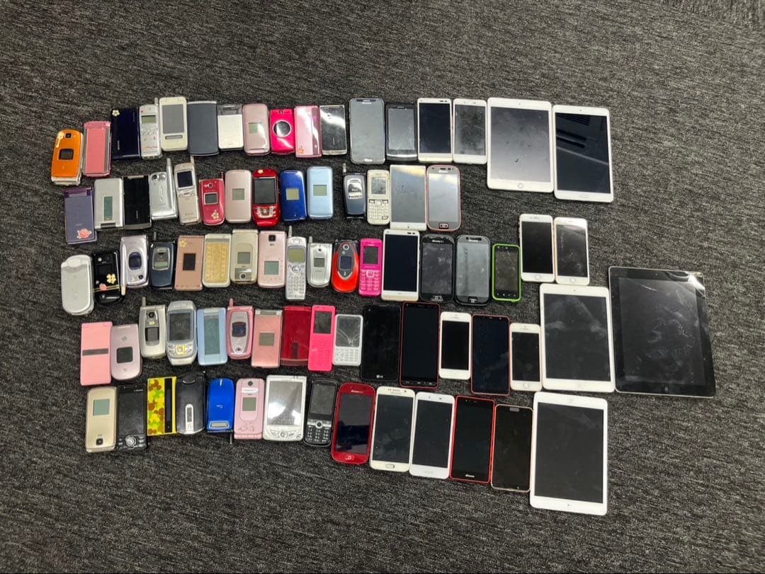 ガラケー　スマホ　電話　iPad まとめ　部品取り　大量　80台　ジャンク