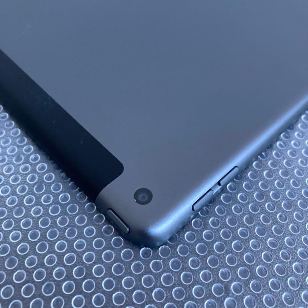 3642 外観美品☆電池良好☆iPad8 第8世代 32GB SIMフリー☆