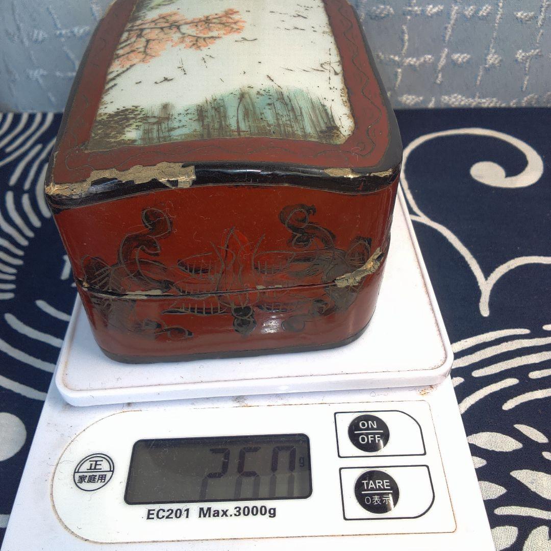 中国美術 骨董 赤い漆器 花柄 小箱イタミあります。