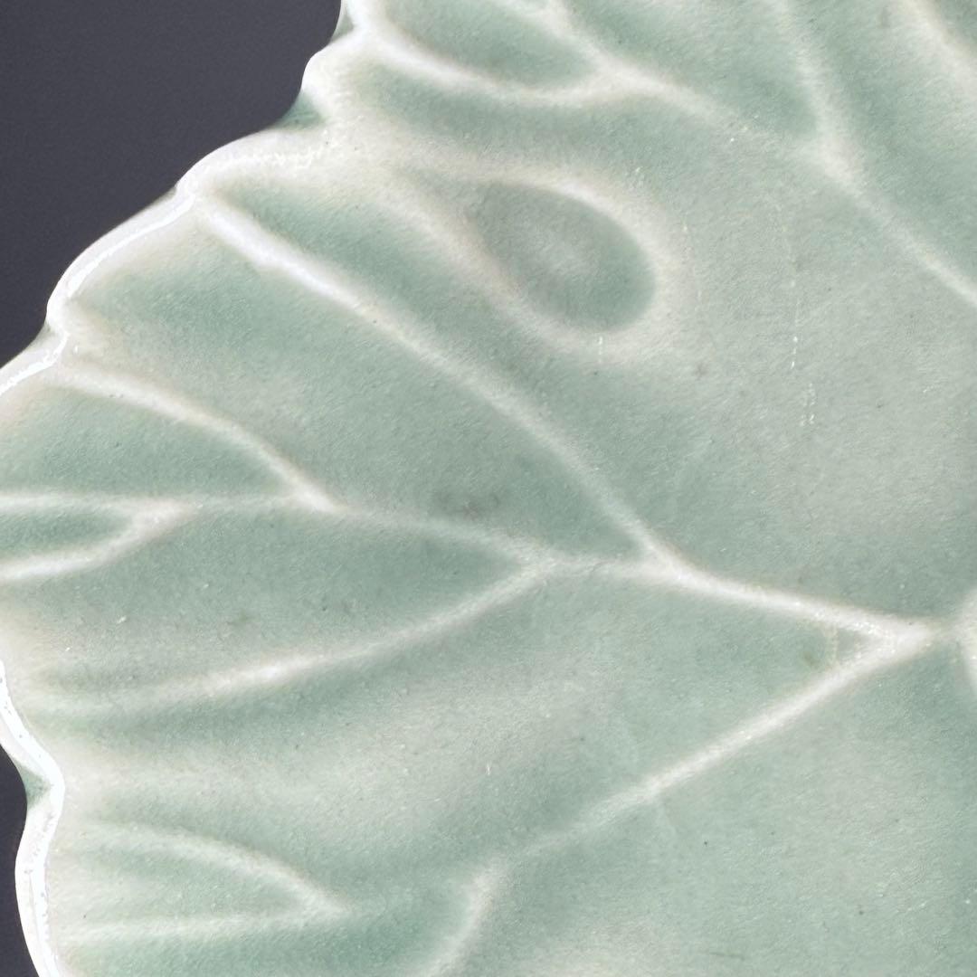 幕末〜明治　鍋島青磁　花文様陽刻葉形皿　12枚　料理屋　古器を楽しむ