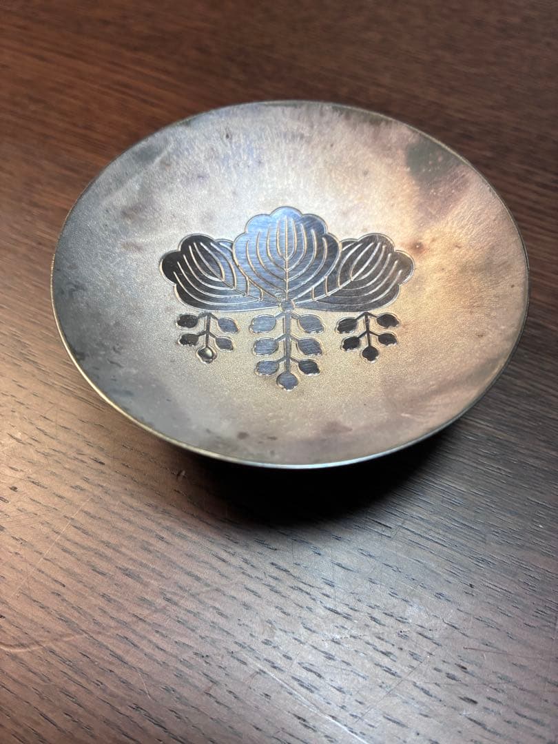 銀製の小皿 葉と花の模様 木箱付き