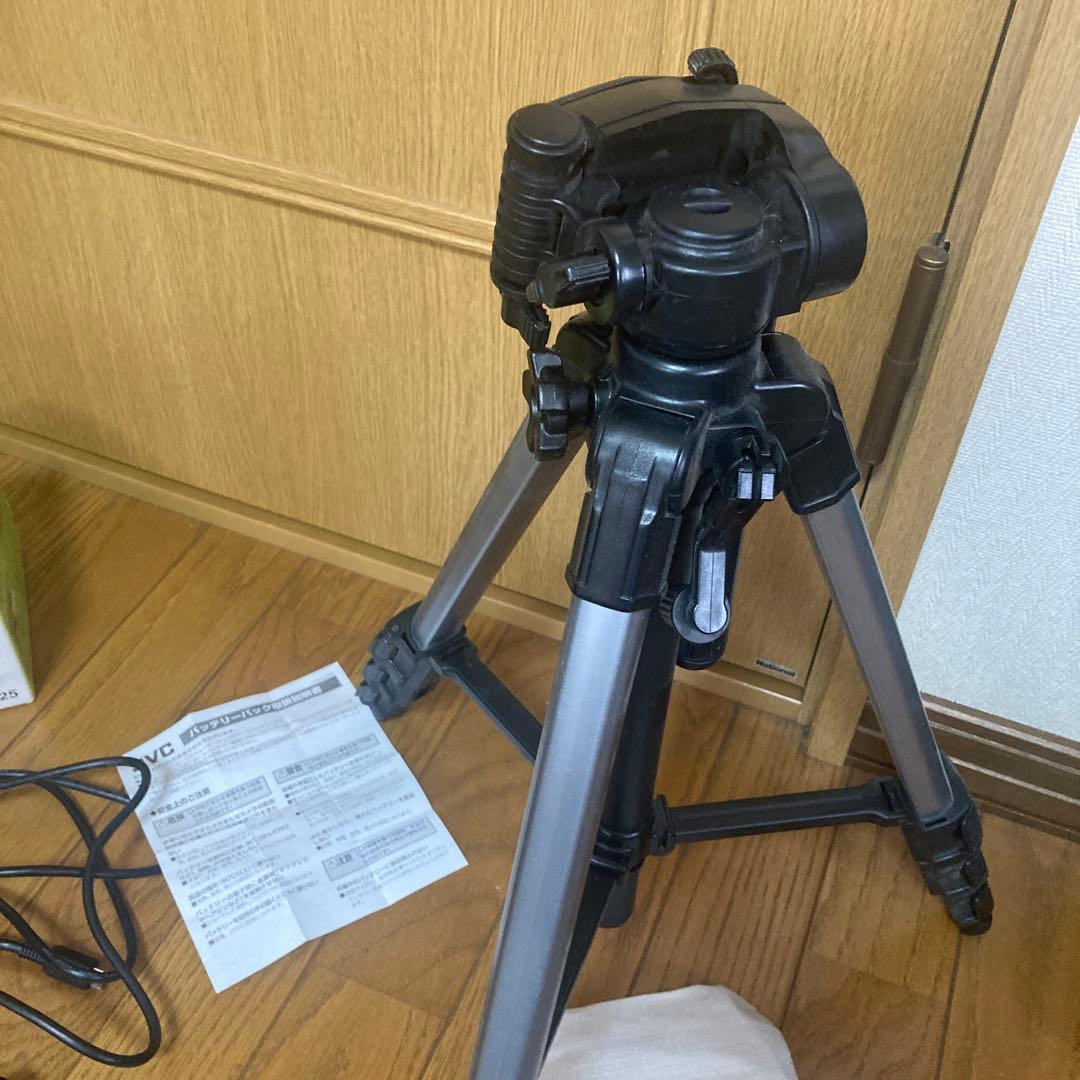 JVC GZ-E225 ビデオカメラ 本体 三脚付き