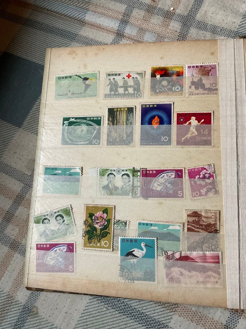 日本の切手／使用済み　写楽など海外切手、みほん切手を含む。202枚。