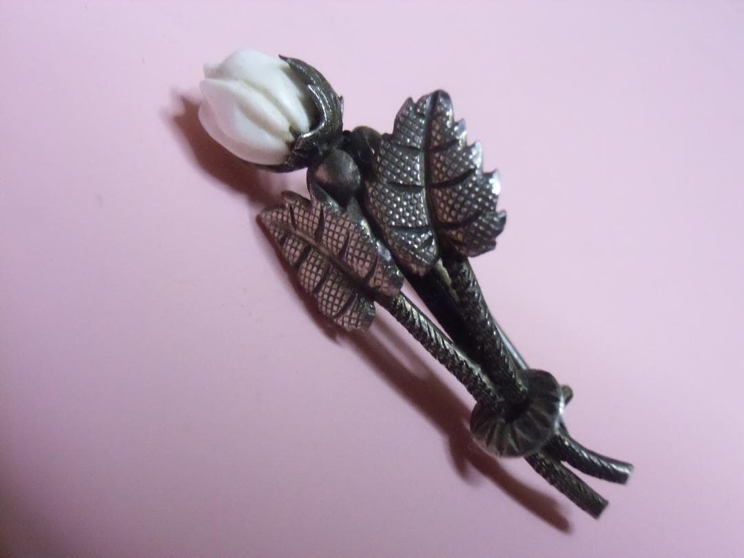 ＫＶ銀製＊白バラのブローチ