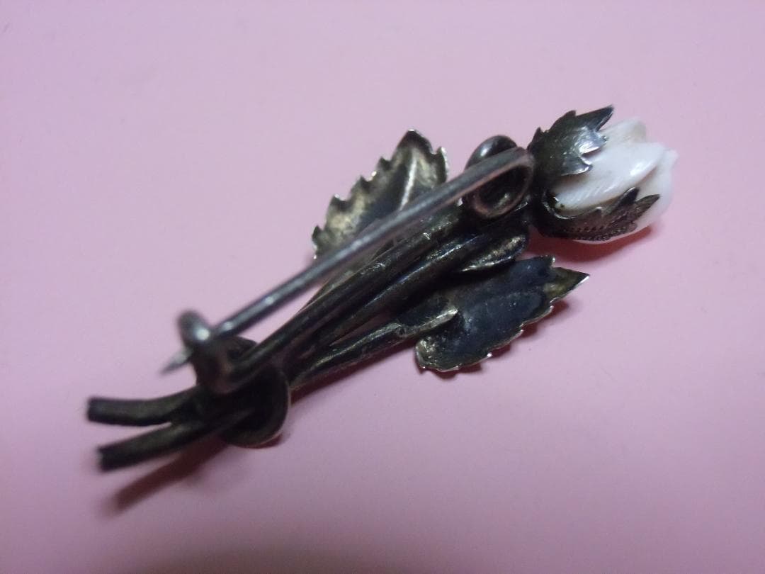 ＫＶ銀製＊白バラのブローチ