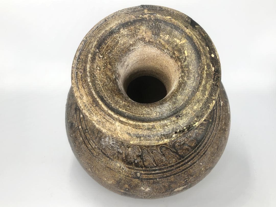 【 緑褐釉鍔口線刻文壺 】　クメール陶　12～14世紀　蔵出初品