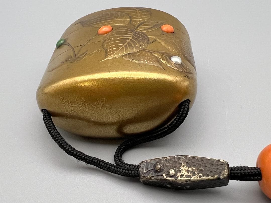 蒔絵三段印籠 在銘 花草蒔絵 金梨地 珊瑚翡翠真珠象嵌 牙根付 本珊瑚 緒締