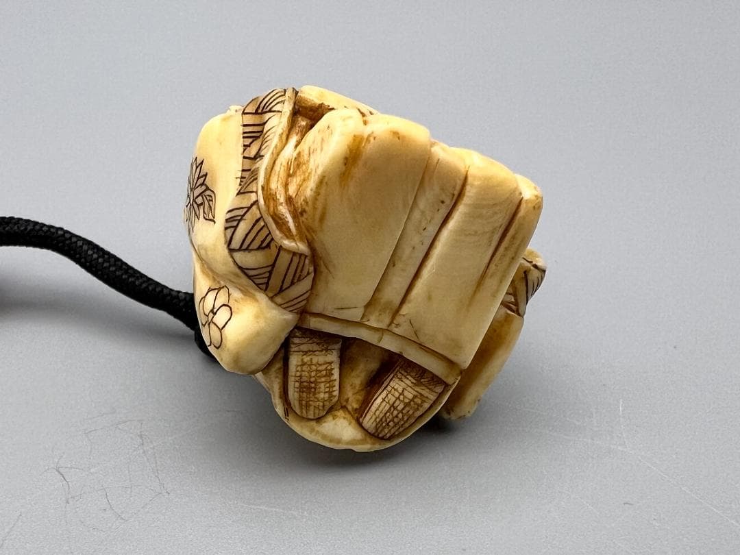 蒔絵三段印籠 在銘 花草蒔絵 金梨地 珊瑚翡翠真珠象嵌 牙根付 本珊瑚 緒締