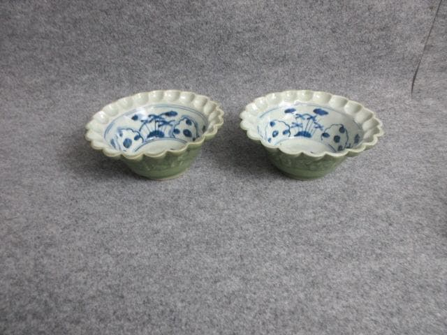 三田焼青磁陰刻唐人図輪花小鉢2個 [B25624]
