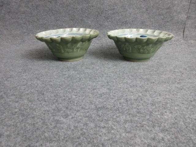 三田焼青磁陰刻唐人図輪花小鉢2個 [B25624]