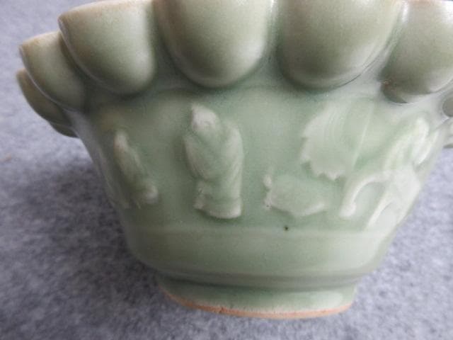 三田焼青磁陰刻唐人図輪花小鉢2個 [B25624]