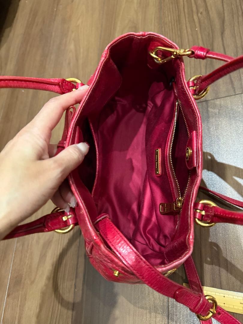 Miu Miu 赤 レザー ショルダーバッグ