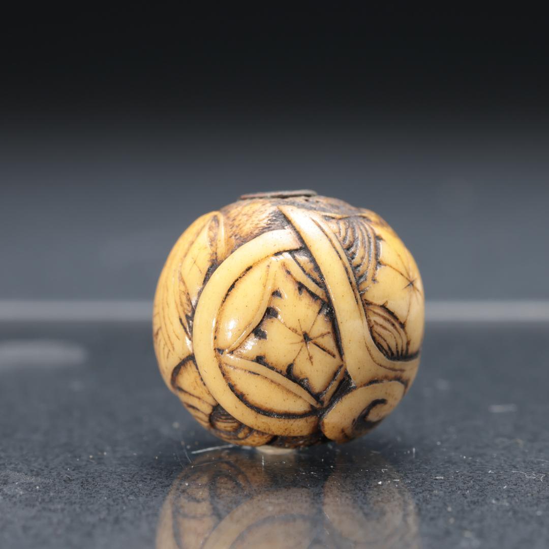 緒締め玉　花菱文様　鹿角　骨董　胴乱　印籠 　R1447