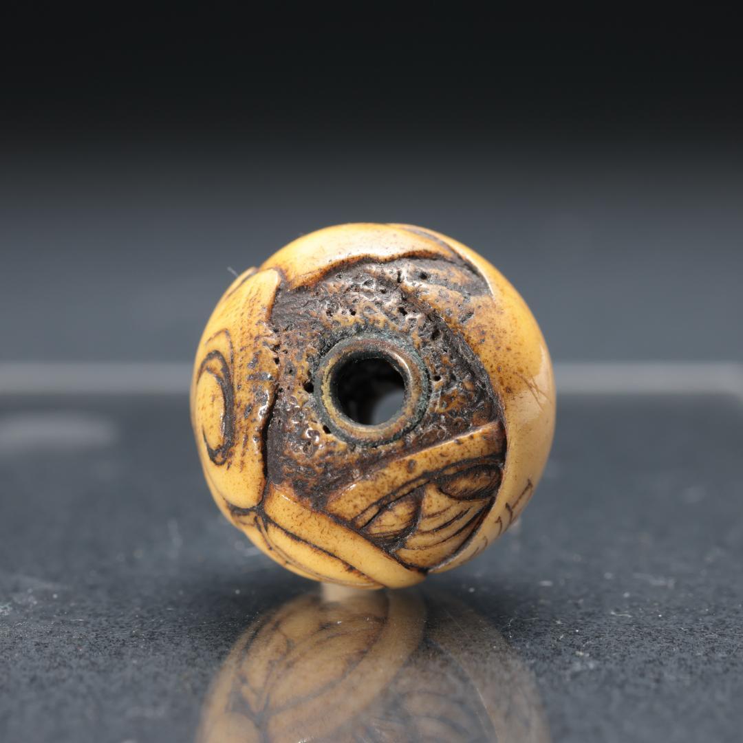 緒締め玉　花菱文様　鹿角　骨董　胴乱　印籠 　R1447