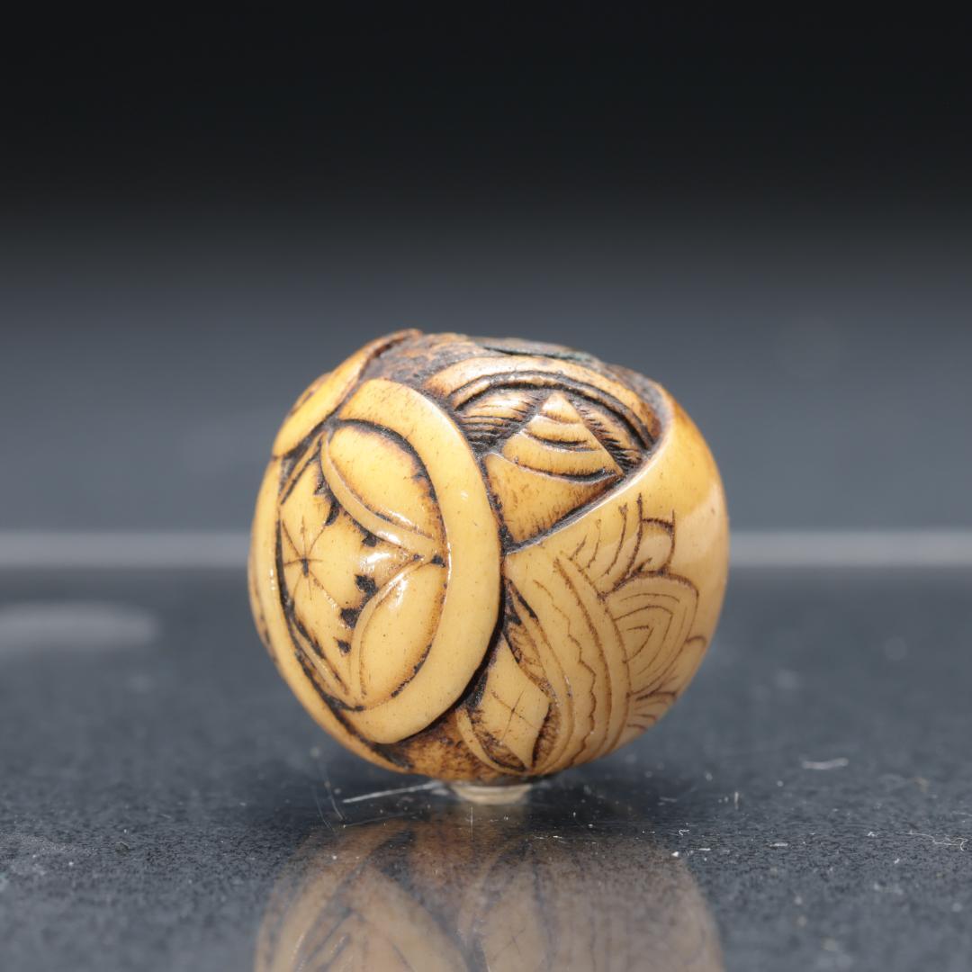 緒締め玉　花菱文様　鹿角　骨董　胴乱　印籠 　R1447