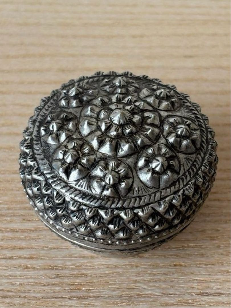 タイの骨董店で購入した銀製の蓋物