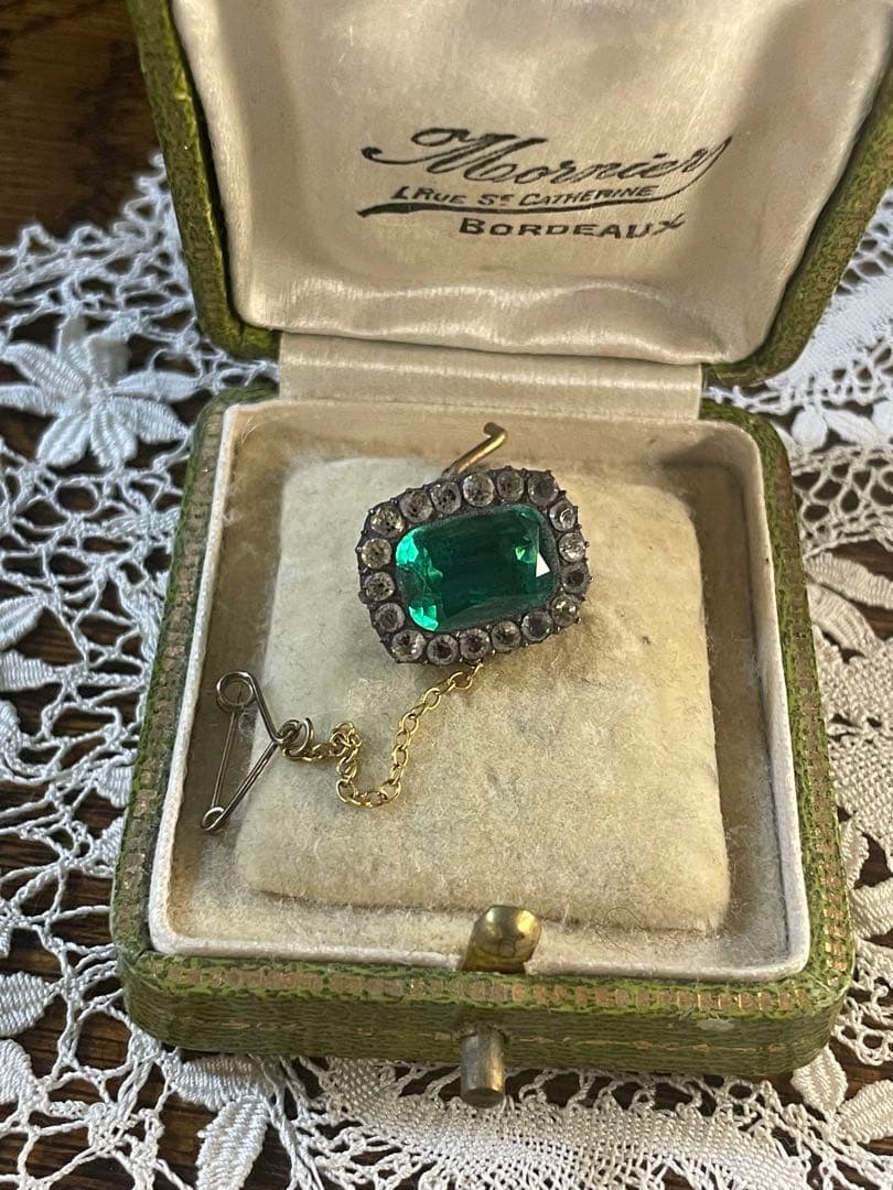 イギリスアンティーク エメラルドグリーン ブローチ ペースト