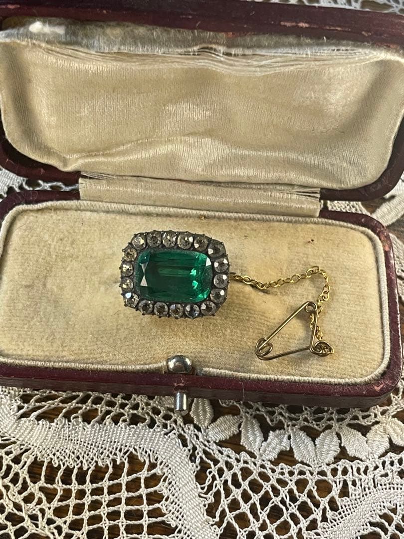 イギリスアンティーク エメラルドグリーン ブローチ ペースト