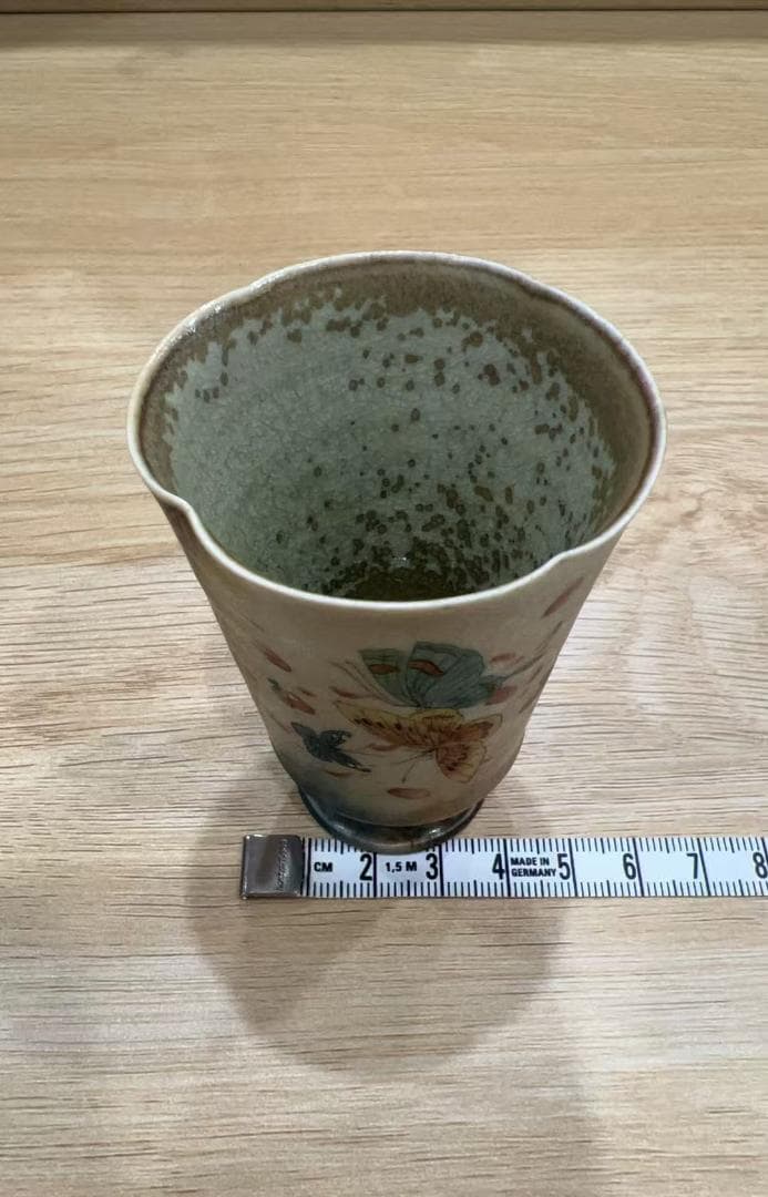 手描き蝶模様 湯呑 磁器製 新品未使用