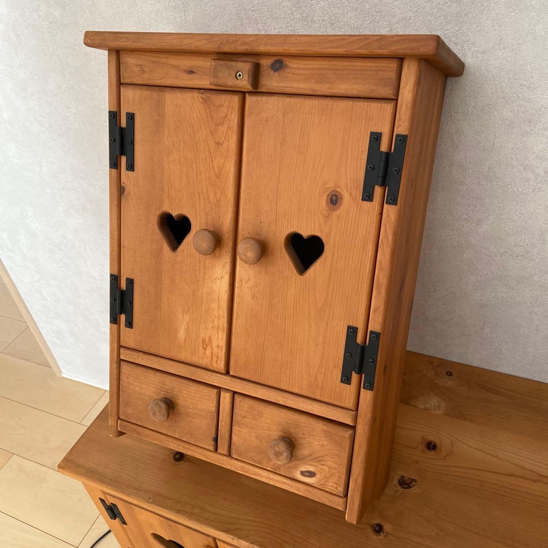 カントリー調　壁掛け木製キャビネット