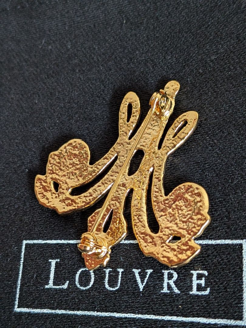 新品最強インフルエンサー王妃マリーアントワネットモノグラムブローチルーブル美術館