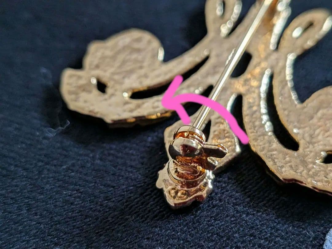 新品最強インフルエンサー王妃マリーアントワネットモノグラムブローチルーブル美術館