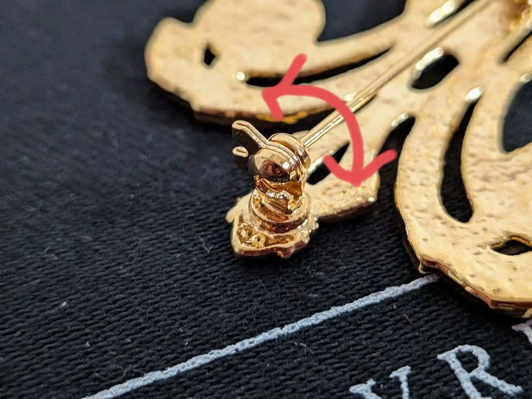 新品最強インフルエンサー王妃マリーアントワネットモノグラムブローチルーブル美術館