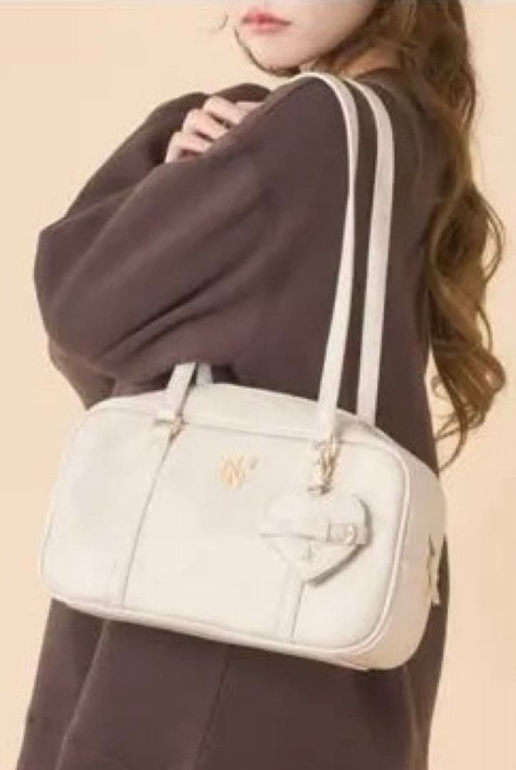 【新品】ハートミラー付きスクエアボストンバッグ　アイボリー