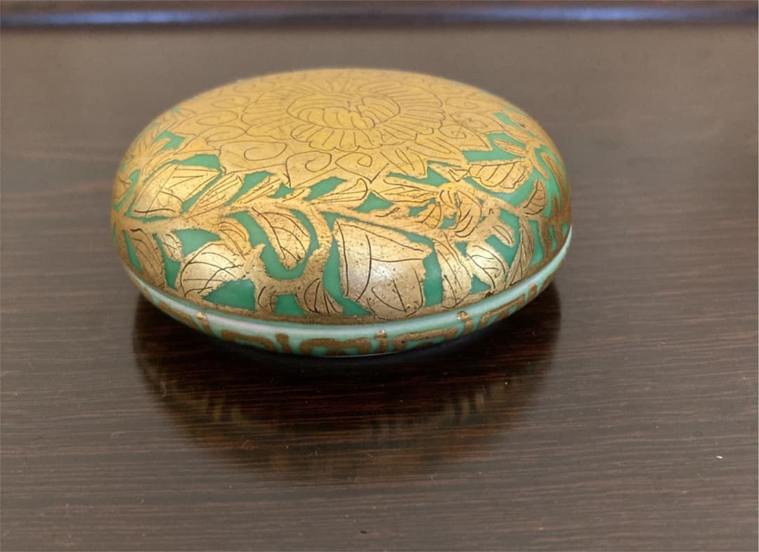 小野珀子　「金襴手香合」