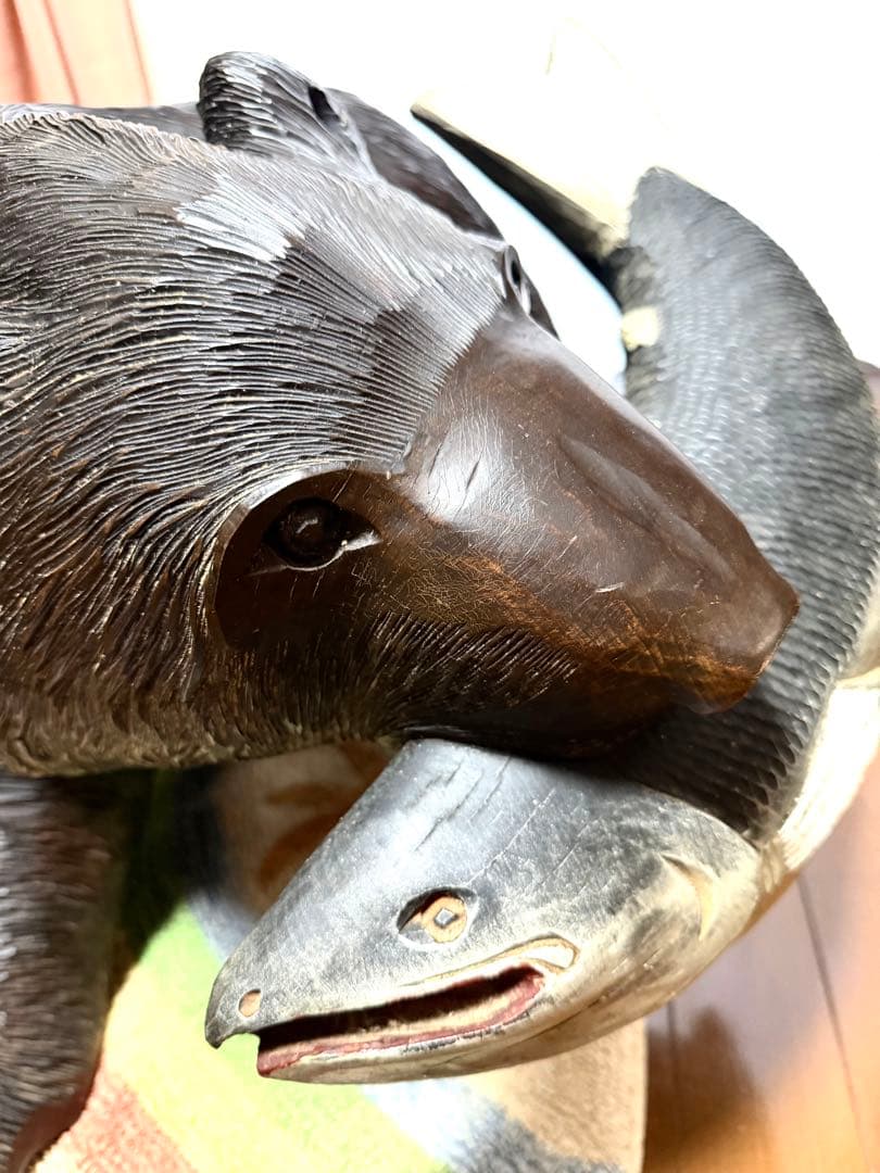 木製クマの魚持ち装飾品　特大サイズ