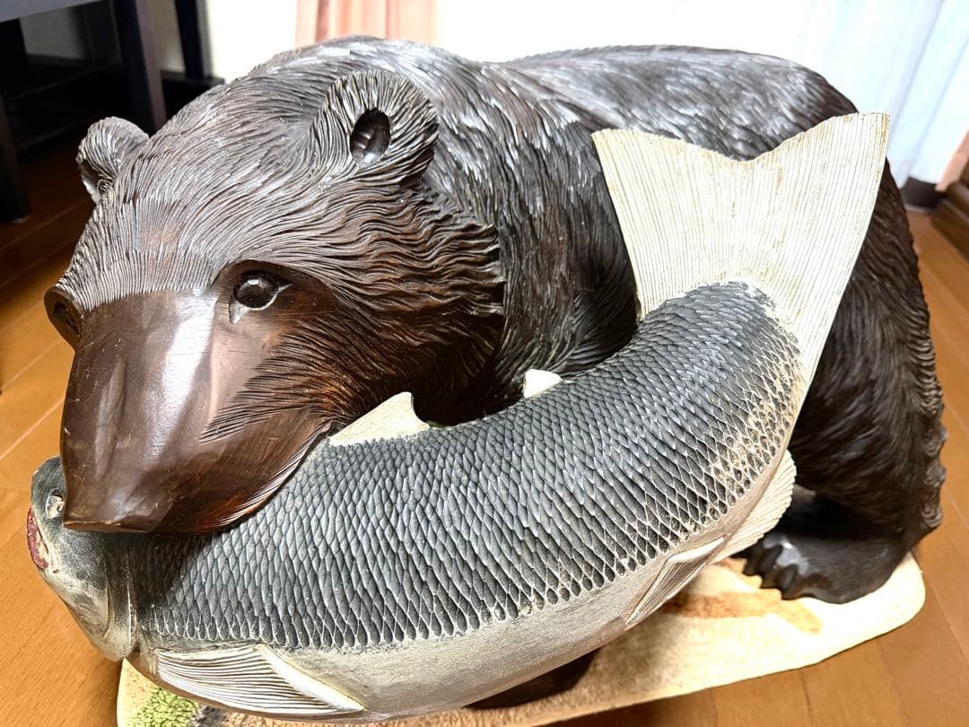 木製クマの魚持ち装飾品　特大サイズ