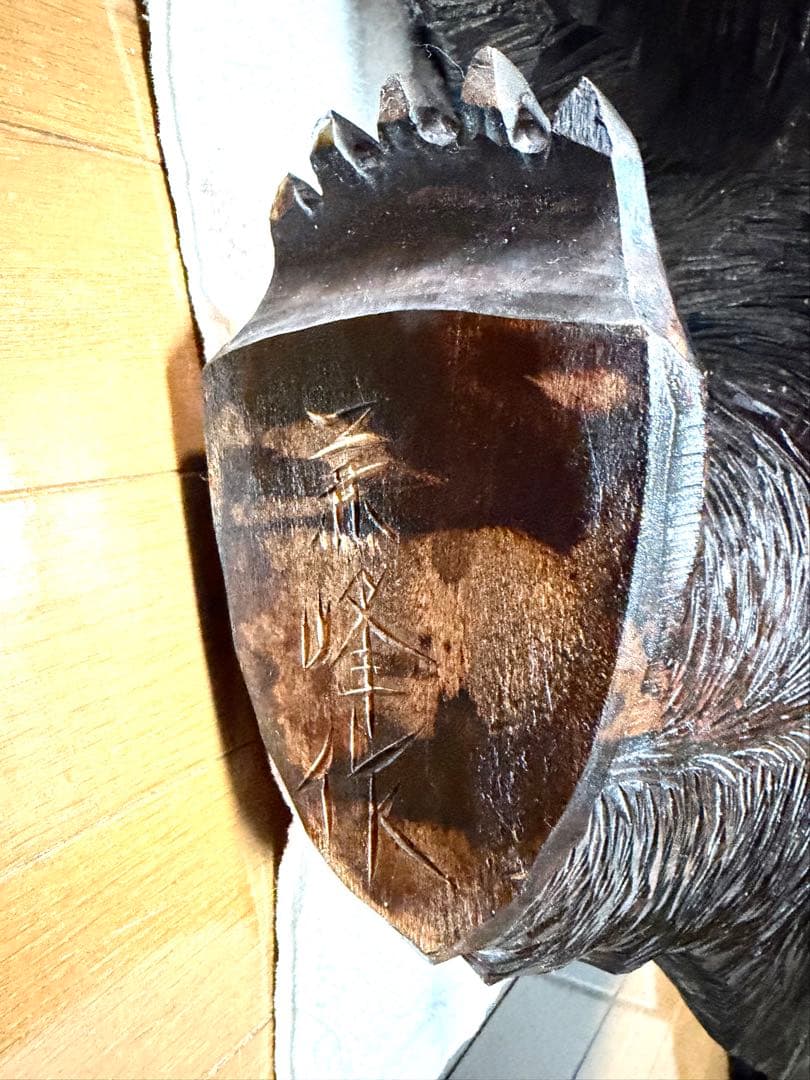 木製クマの魚持ち装飾品　特大サイズ